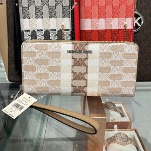 MICHAEL KORS Leather Continental Phone Holder Wristlet Wallet 
Camel 
NWT